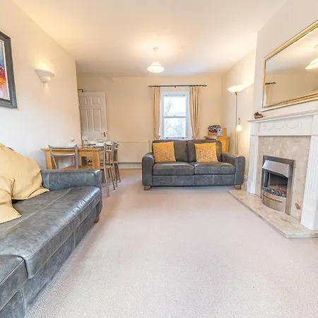 16 Greta Grove House *