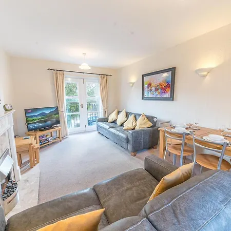 16 Greta Grove House *