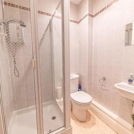 16 Greta Grove House Apartment *