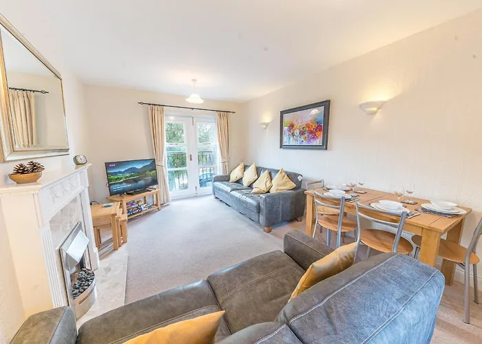 16 Greta Grove House *