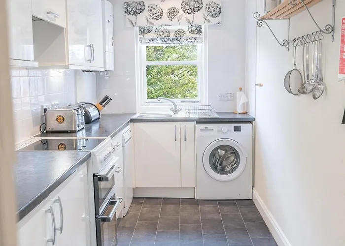 16 Greta Grove House * كيسويك