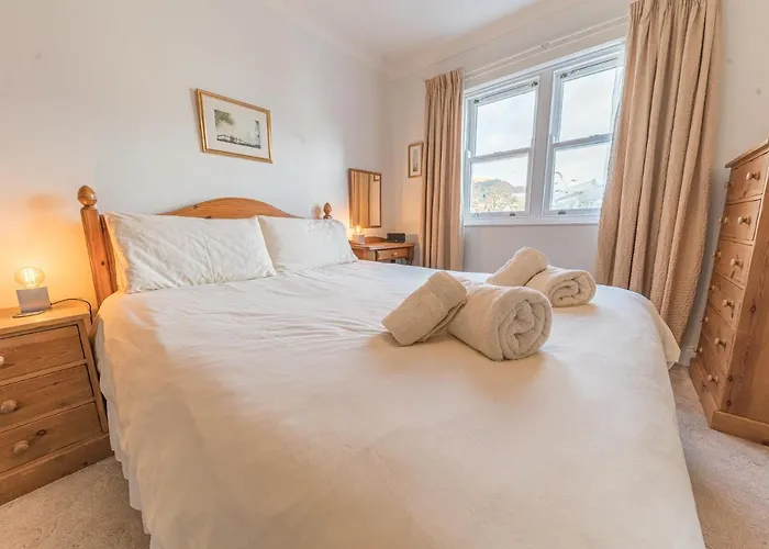 16 Greta Grove House